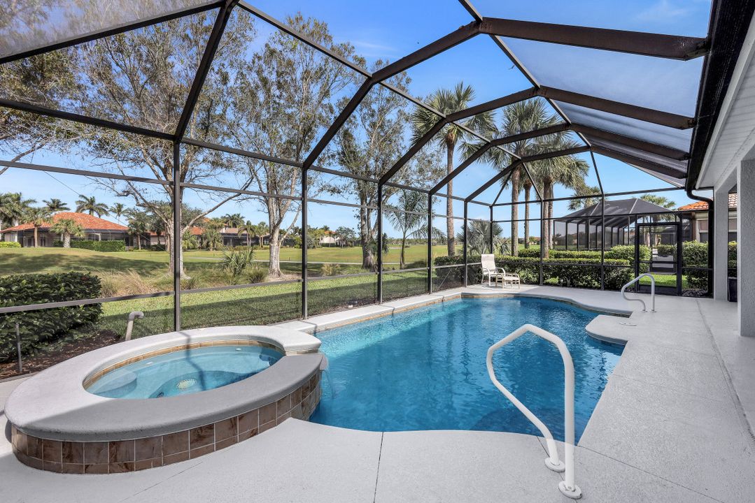 8812 Mustang Island Cir, Naples, FL 34113