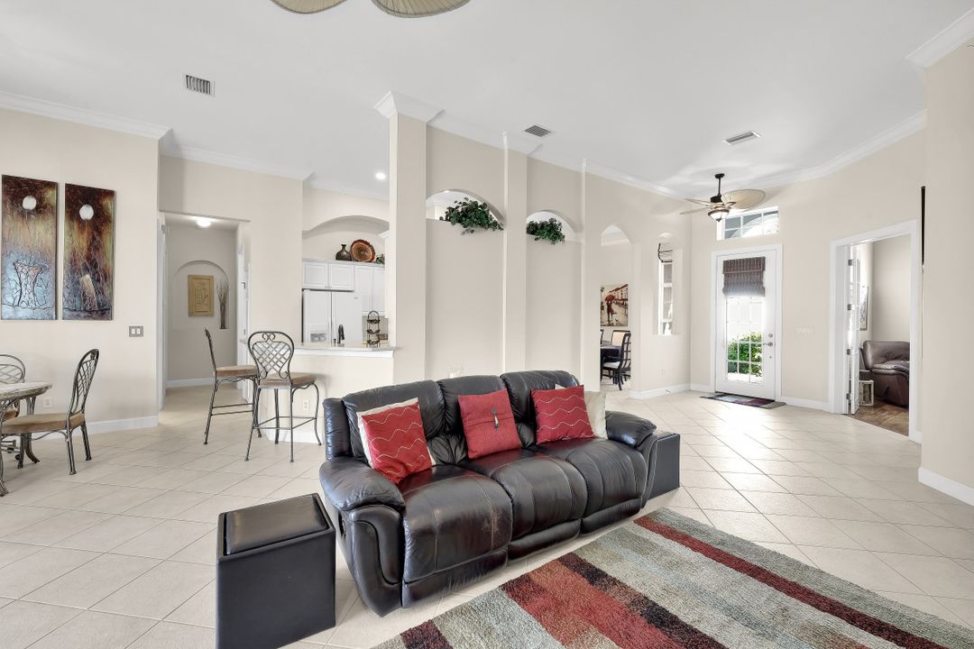 8812 Mustang Island Cir, Naples, FL 34113