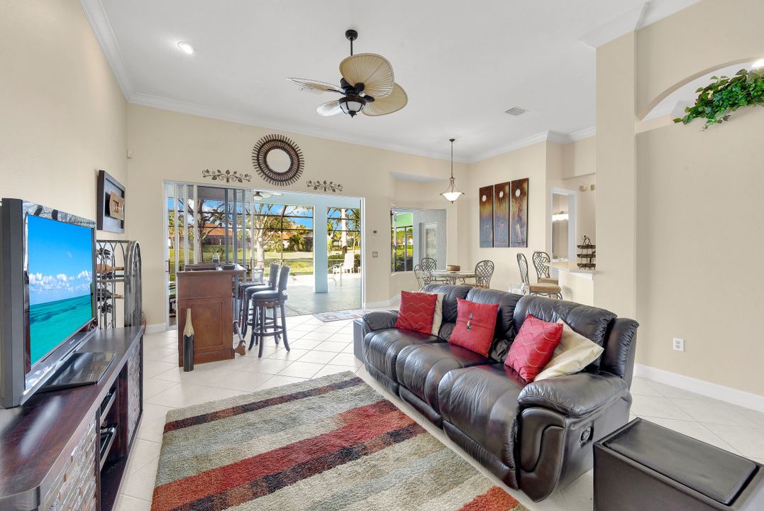 8812 Mustang Island Cir, Naples, FL 34113