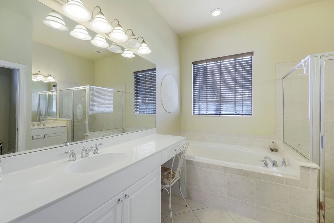 8812 Mustang Island Cir, Naples, FL 34113