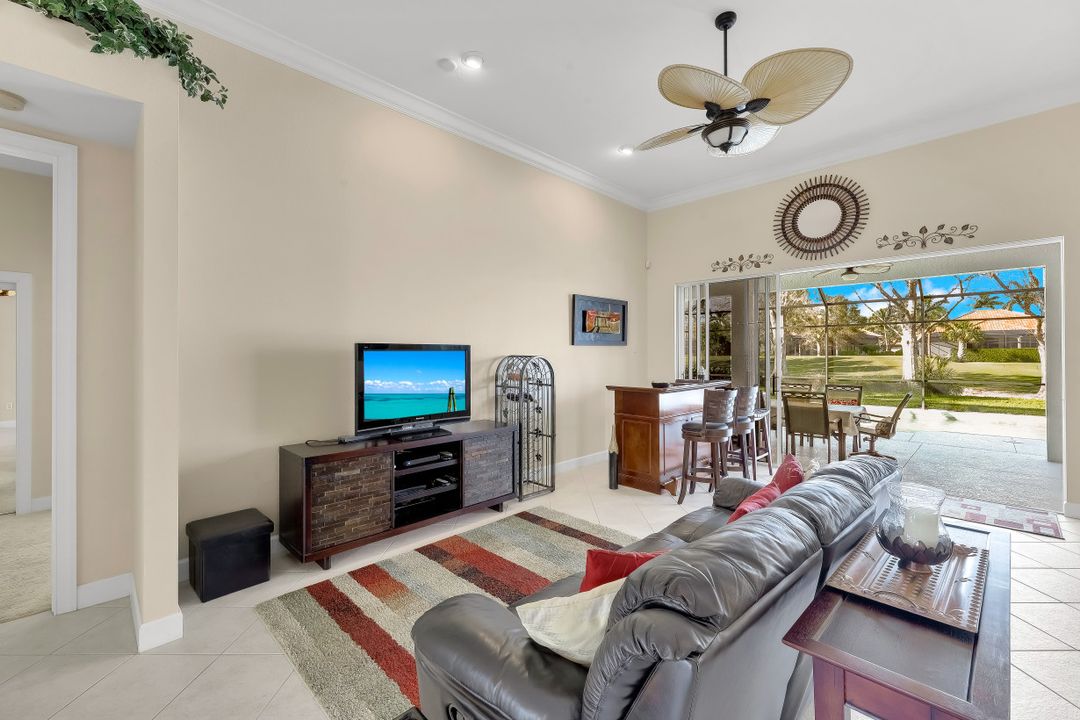 8812 Mustang Island Cir, Naples, FL 34113