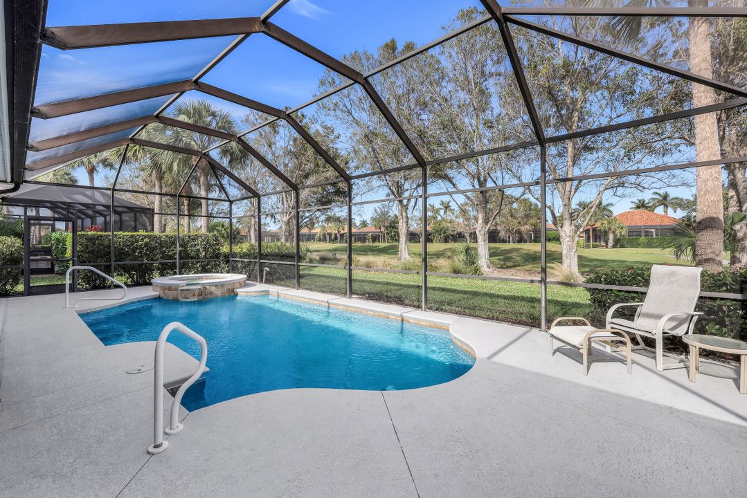 8812 Mustang Island Cir, Naples, FL 34113