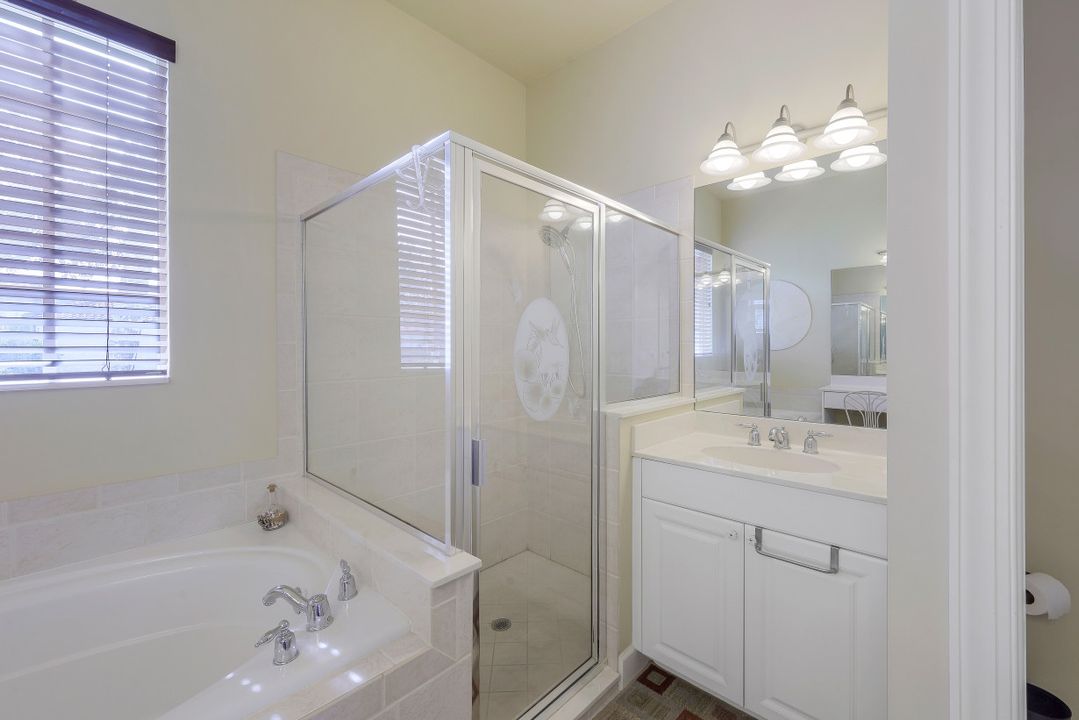 8812 Mustang Island Cir, Naples, FL 34113