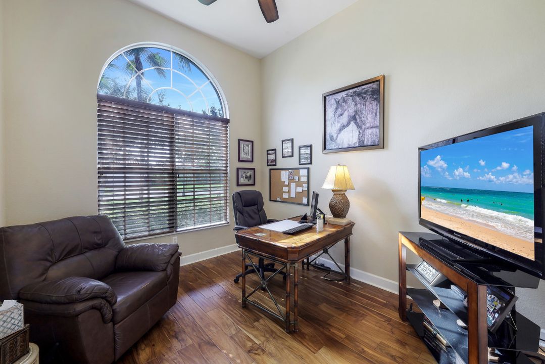 8812 Mustang Island Cir, Naples, FL 34113