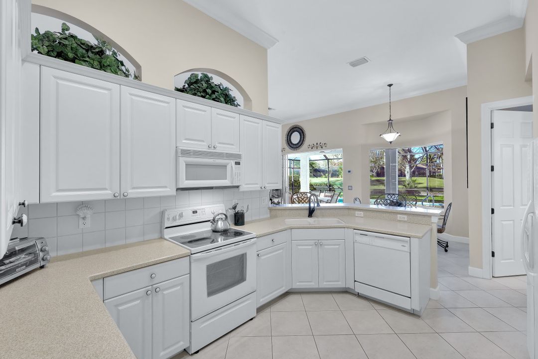 8812 Mustang Island Cir, Naples, FL 34113