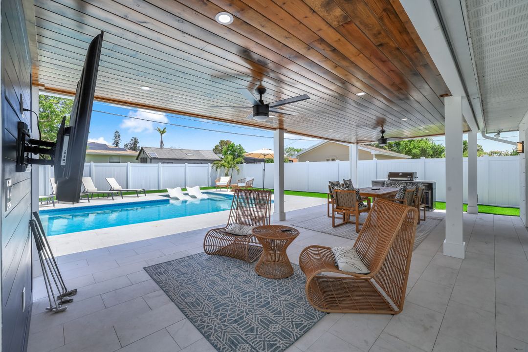 639 98th Ave N, Naples, FL 34108