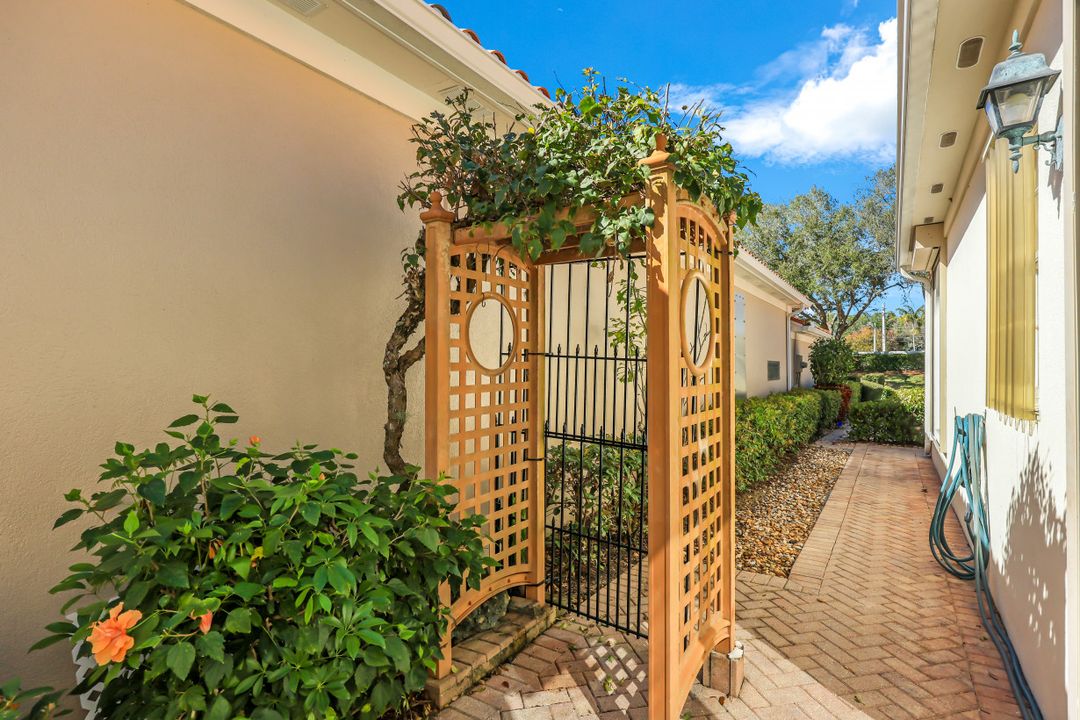 5972 Via Bella Ct, Naples, FL 34109