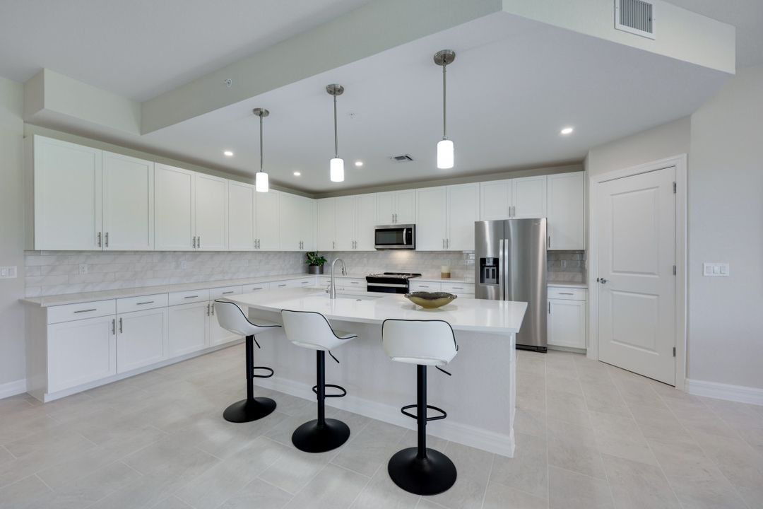 273 Indies Dr E #102, Naples, FL 34114