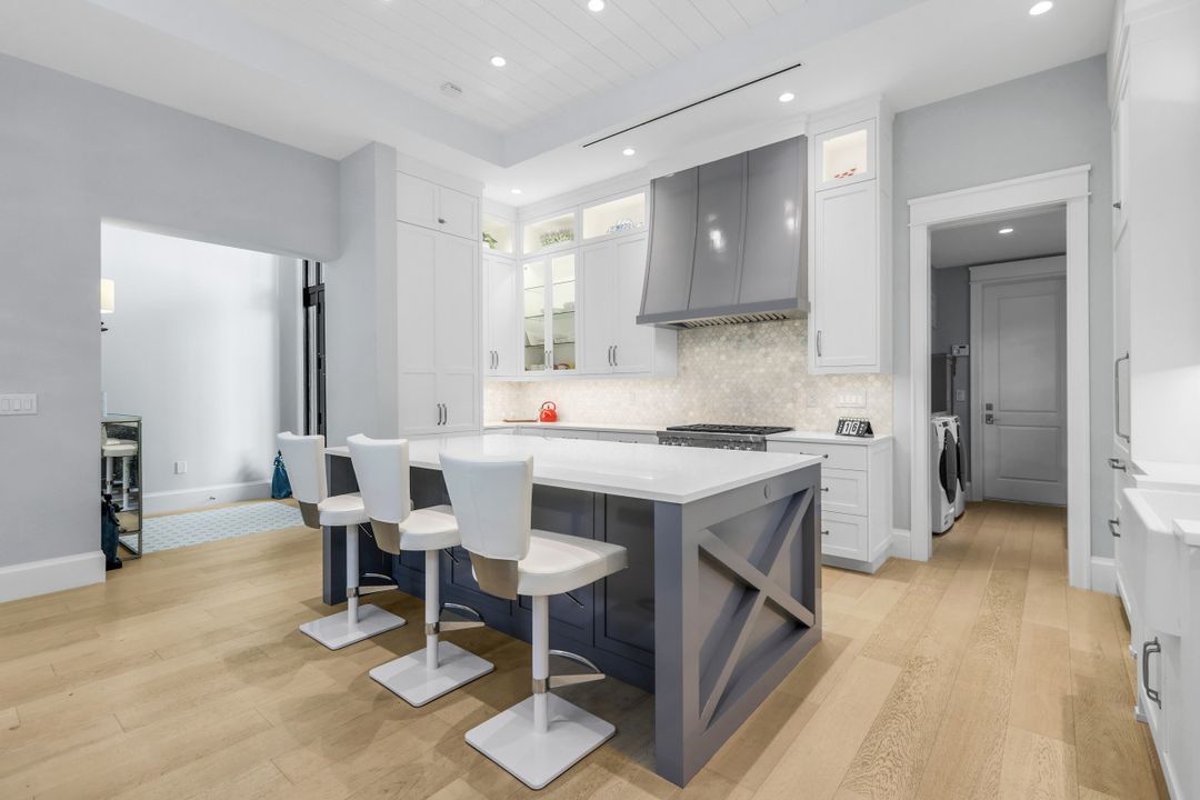 1463 2nd Ave S, Naples, FL 34102