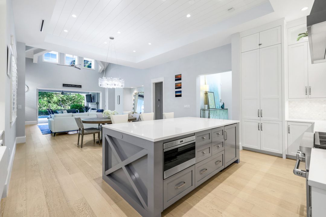 1463 2nd Ave S, Naples, FL 34102