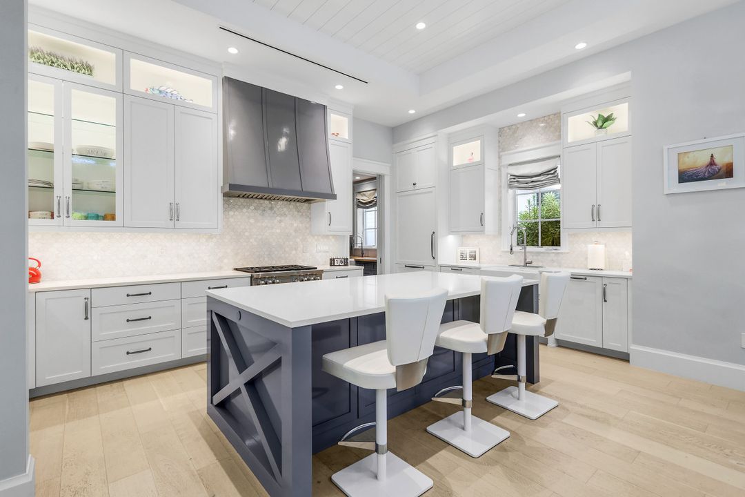 1463 2nd Ave S, Naples, FL 34102