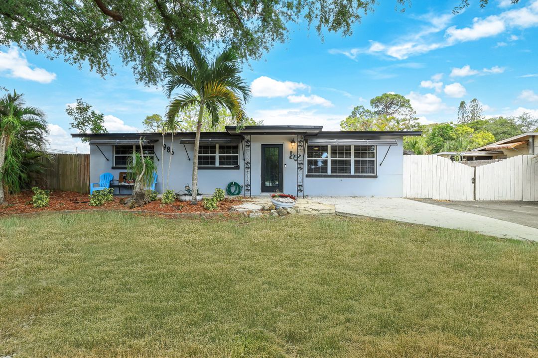 986 Coconut Cir W, Naples, FL 34104