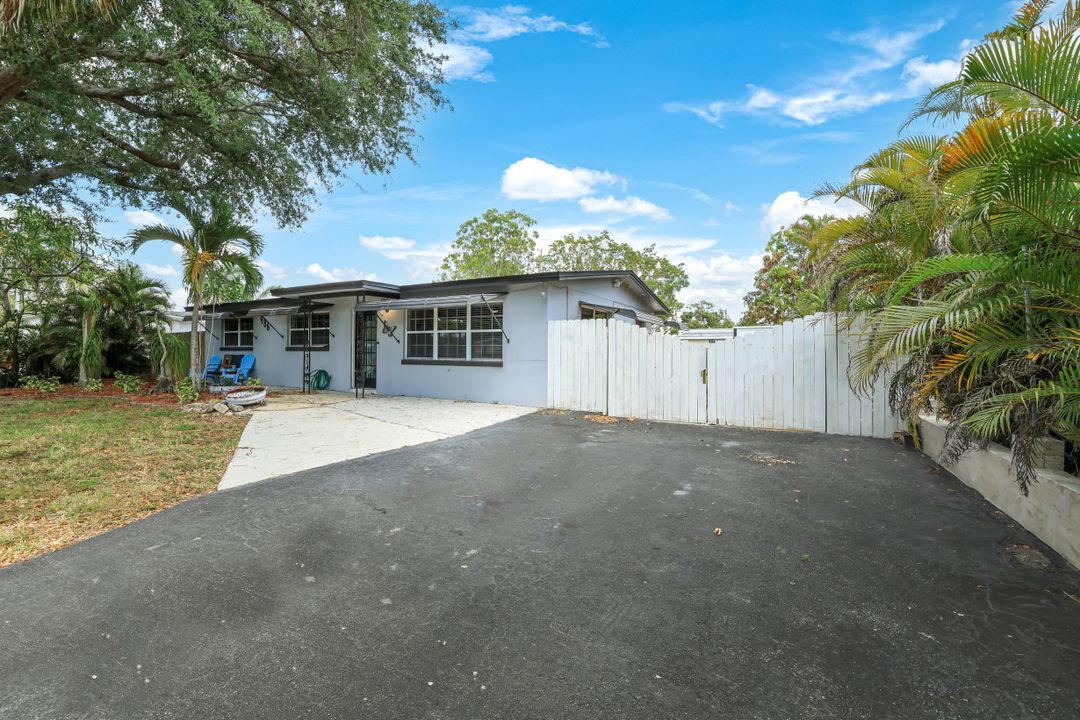 986 Coconut Cir W, Naples, FL 34104