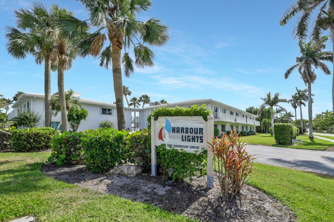 354 Harbour Dr, Naples, FL 34103