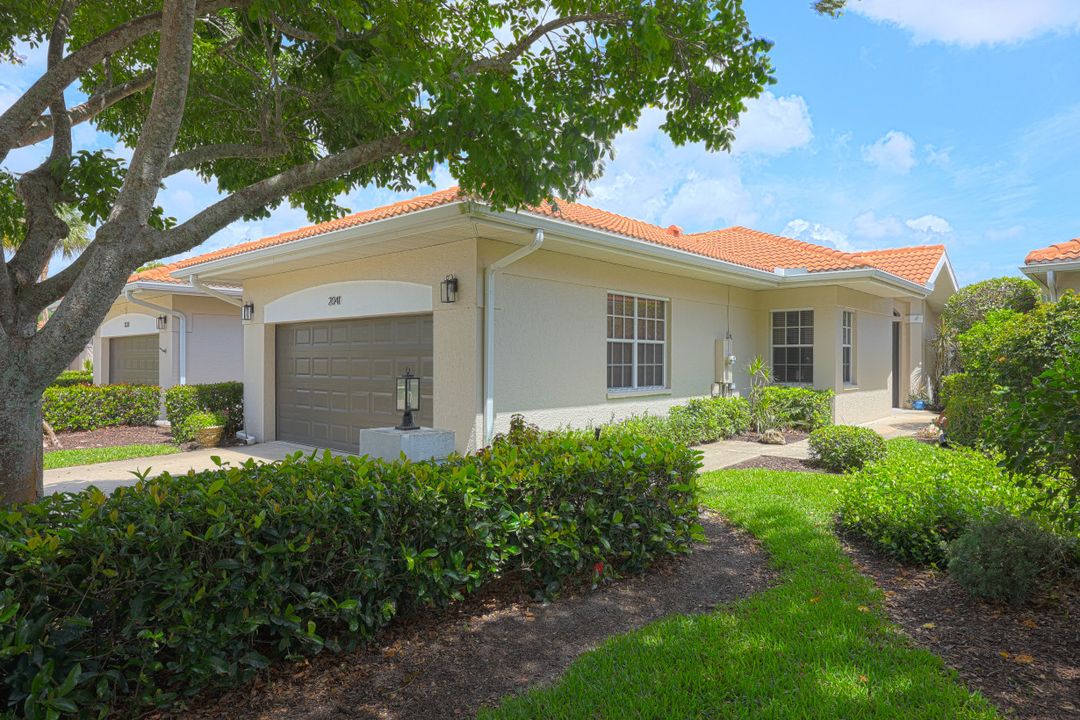 2041 Crestview Way, Naples, FL 34119