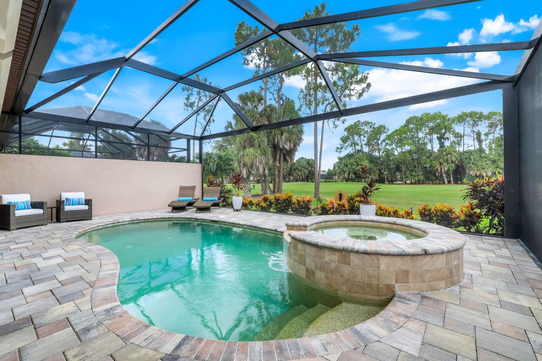7523 Moorgate Point Way, Naples, FL 34113