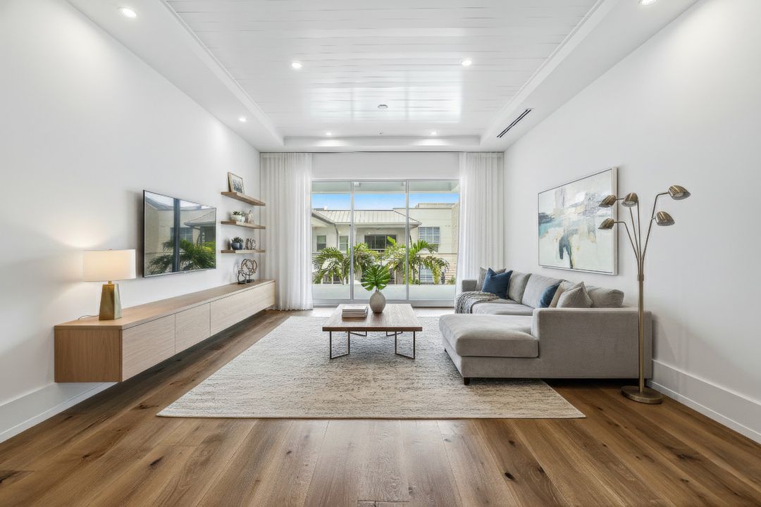 201 8th St S #308, Naples, FL 34102