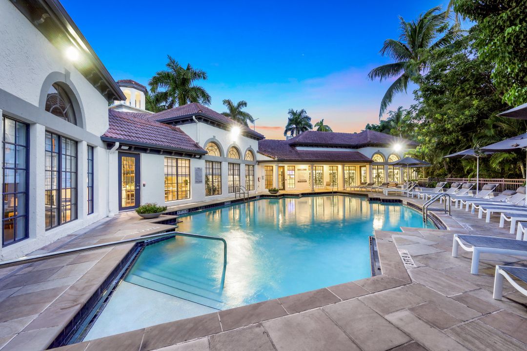 19680 E Country Club Dr, Miami, FL 33180