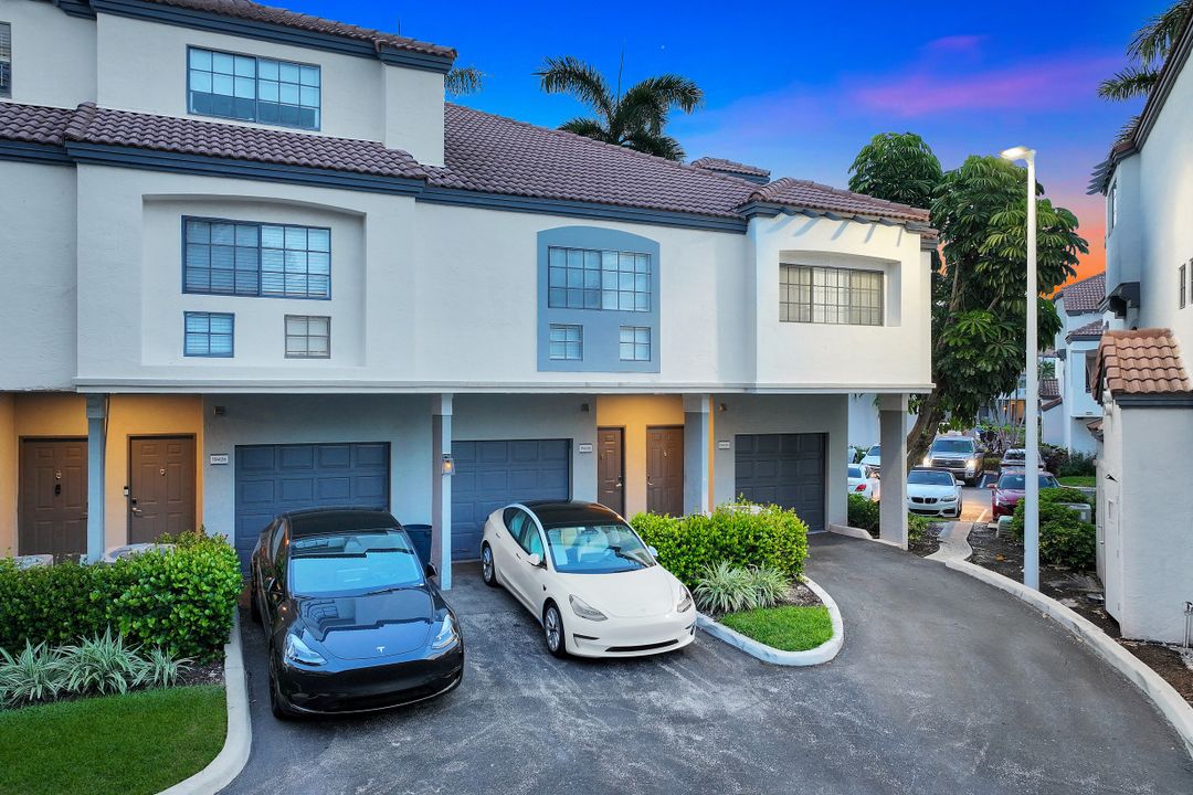 19680 E Country Club Dr, Miami, FL 33180