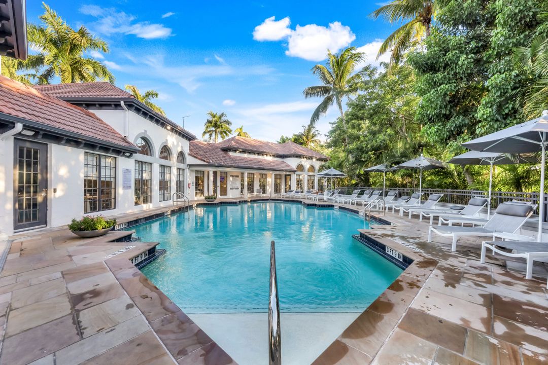 19680 E Country Club Dr, Miami, FL 33180