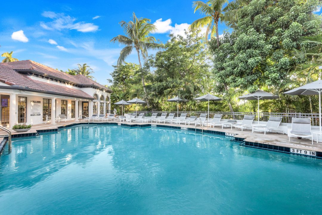 19680 E Country Club Dr, Miami, FL 33180