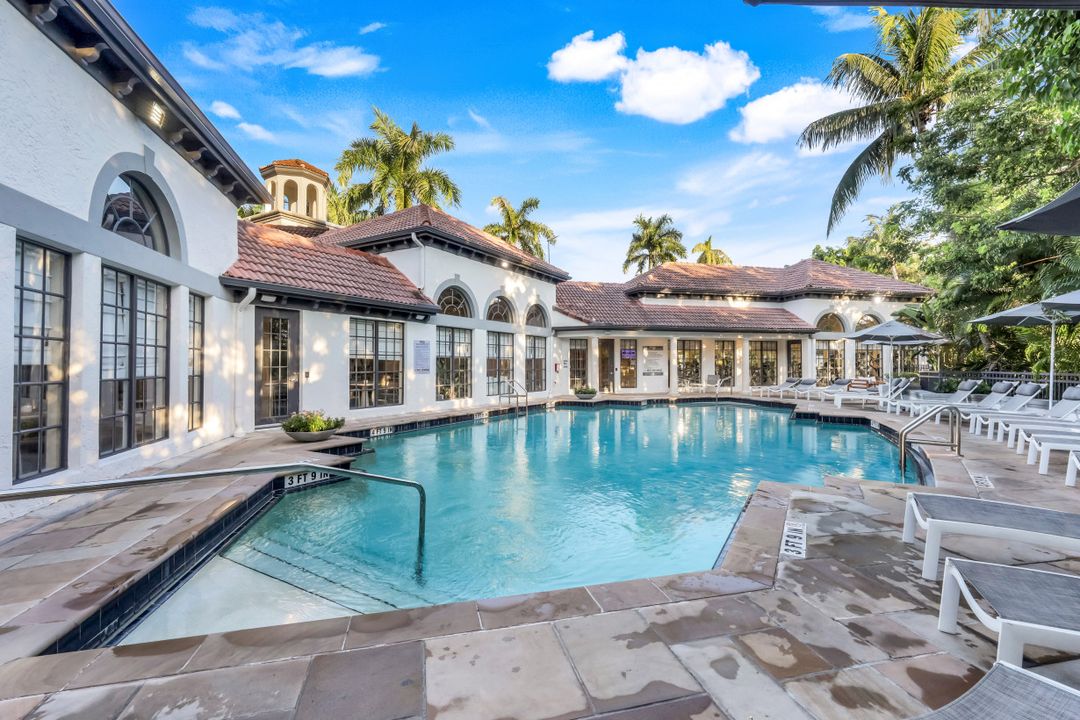 19680 E Country Club Dr, Miami, FL 33180