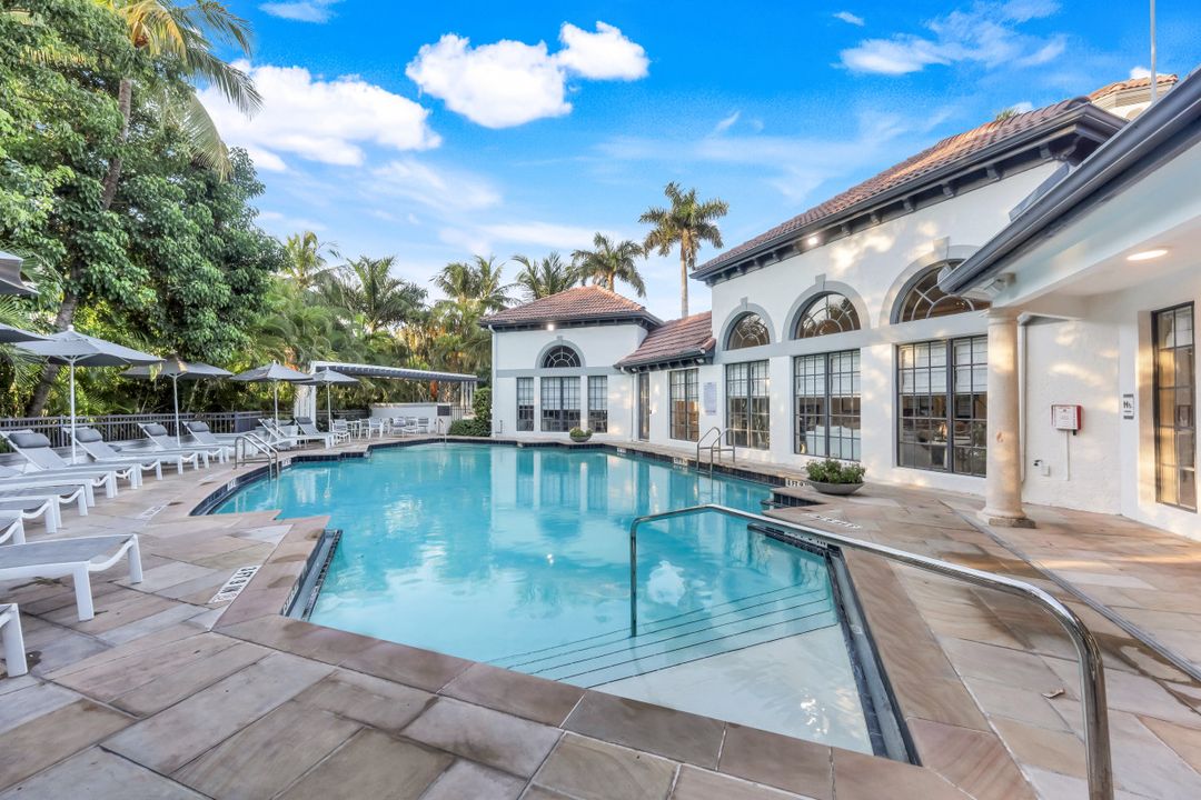 19680 E Country Club Dr, Miami, FL 33180