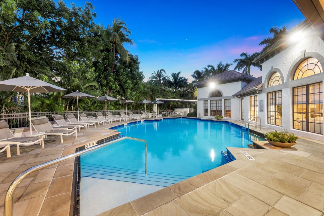 19680 E Country Club Dr, Miami, FL 33180