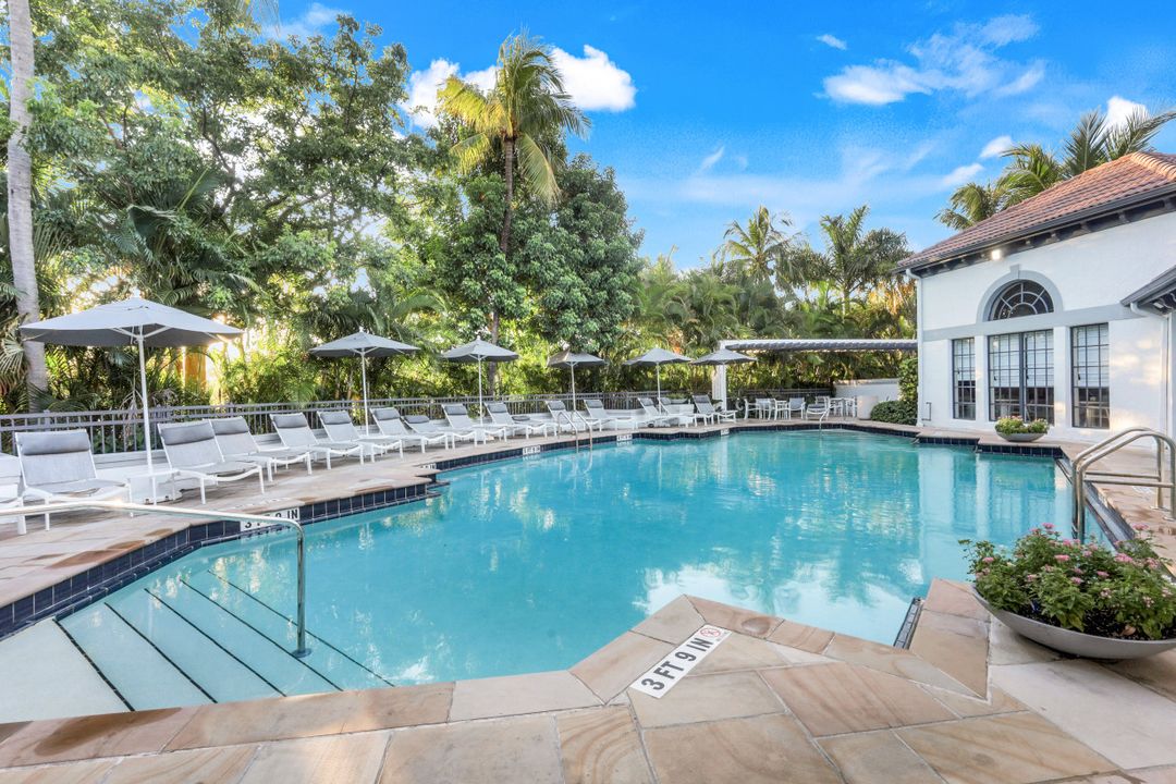 19680 E Country Club Dr, Miami, FL 33180