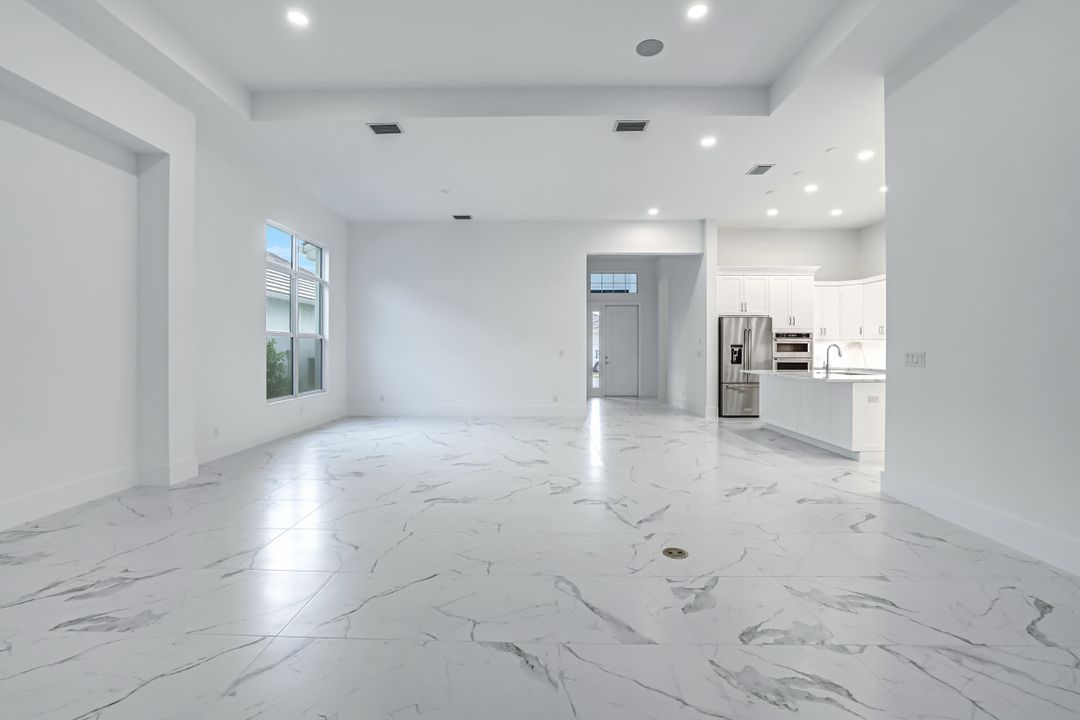 9659 Moonflower Ct, Naples, FL 34114