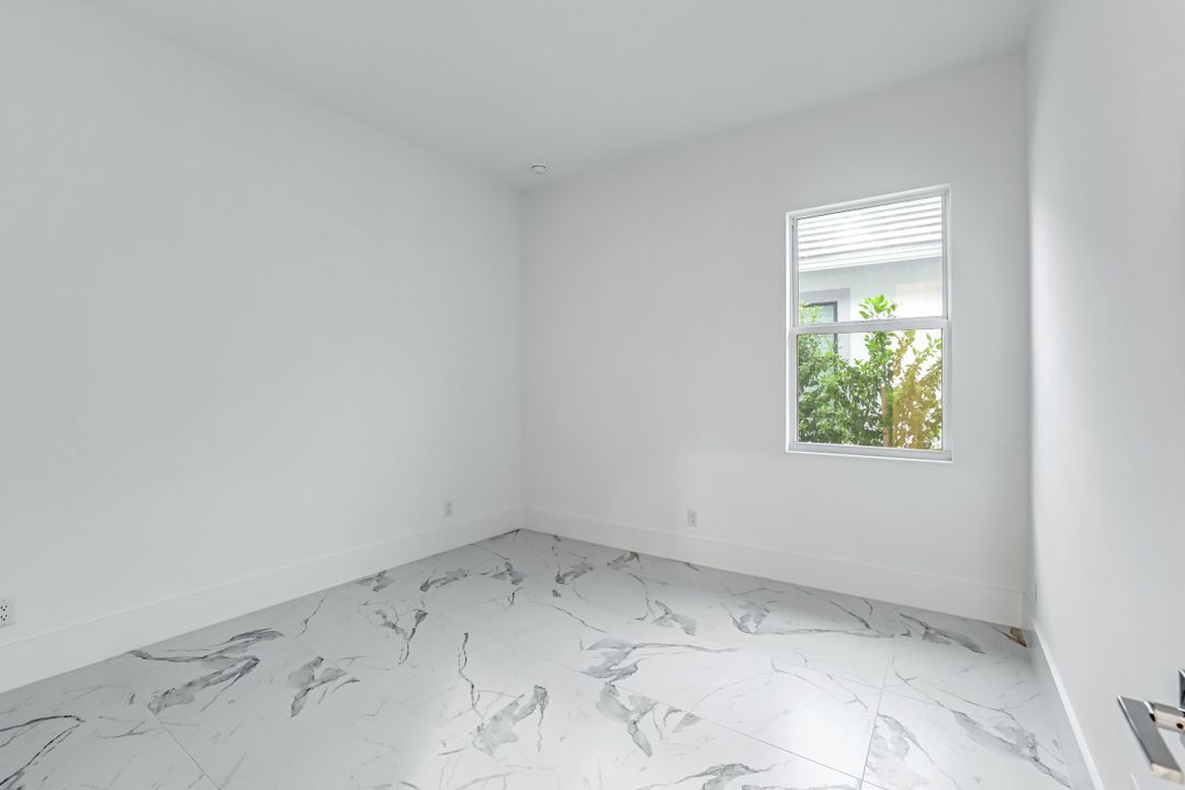 9659 Moonflower Ct, Naples, FL 34114