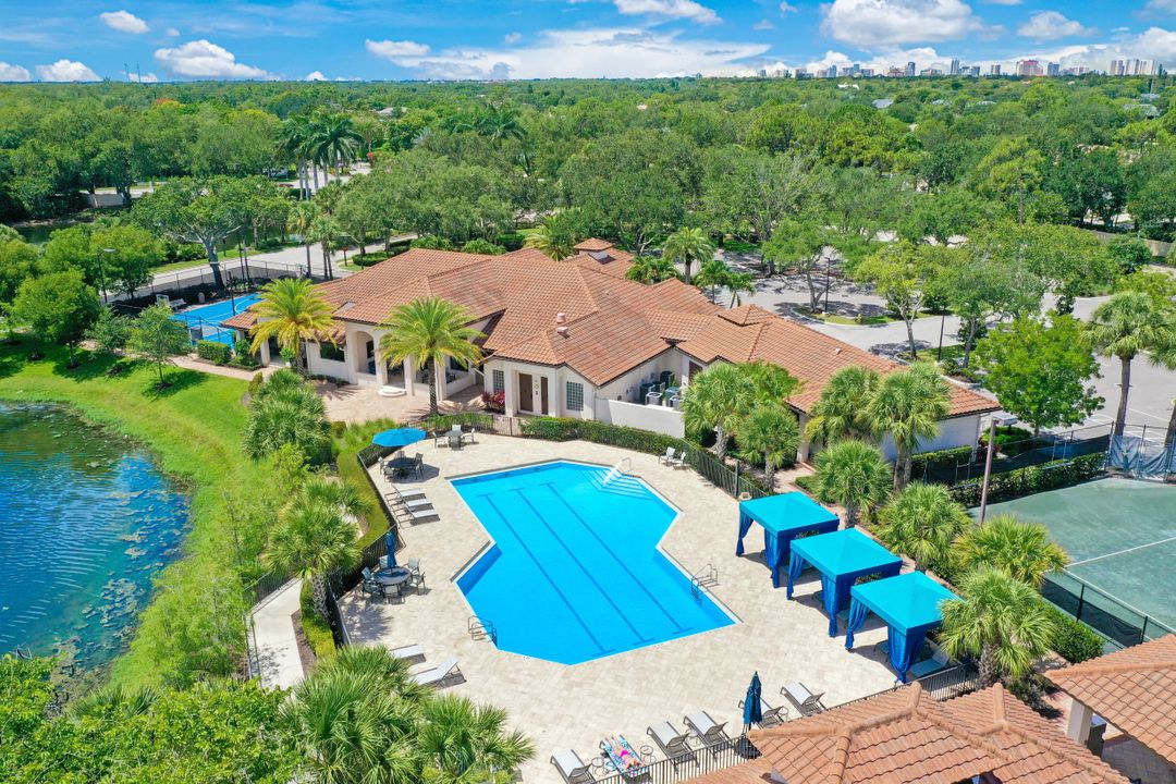 7998 Beaumont Ct, Naples, FL 34109