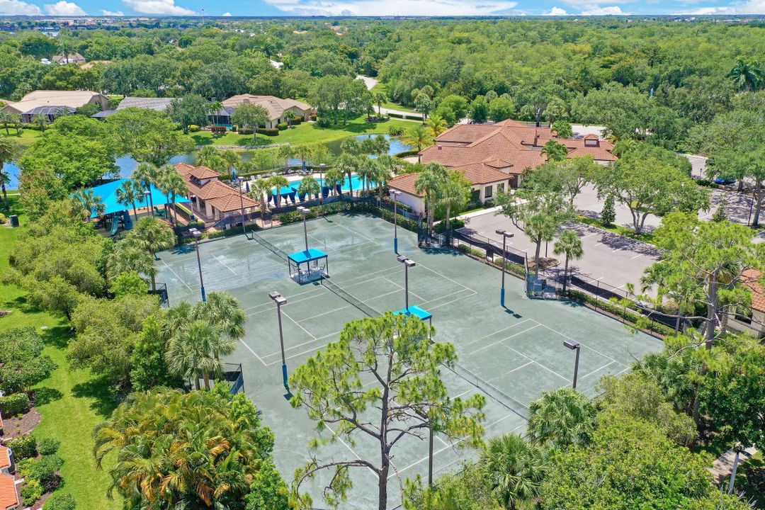 7998 Beaumont Ct, Naples, FL 34109