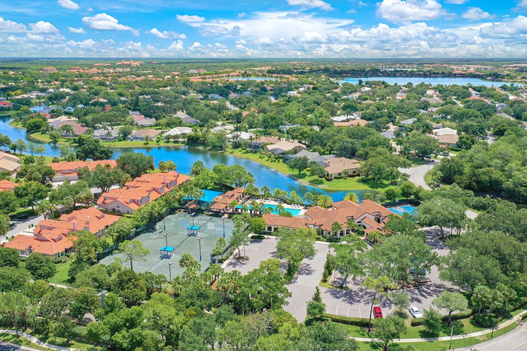 7998 Beaumont Ct, Naples, FL 34109