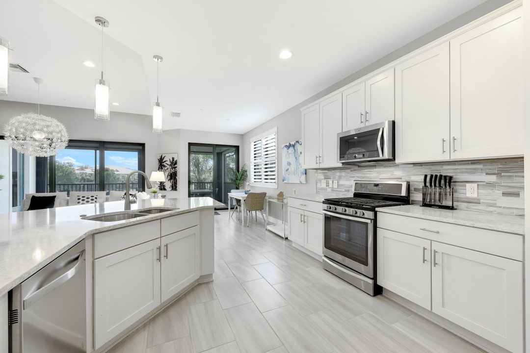 2185 Frangipani Cir #202, Naples, FL 34120
