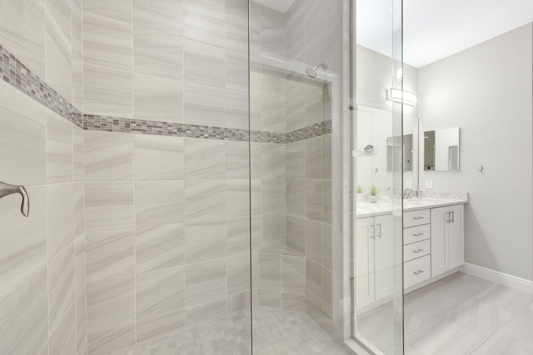 2185 Frangipani Cir #202, Naples, FL 34120