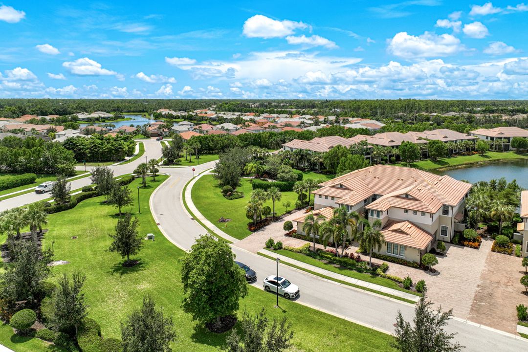 2185 Frangipani Cir #202, Naples, FL 34120