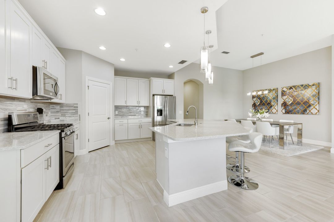 2185 Frangipani Cir #202, Naples, FL 34120