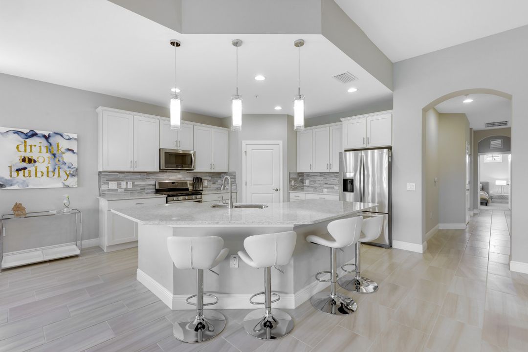 2185 Frangipani Cir #202, Naples, FL 34120