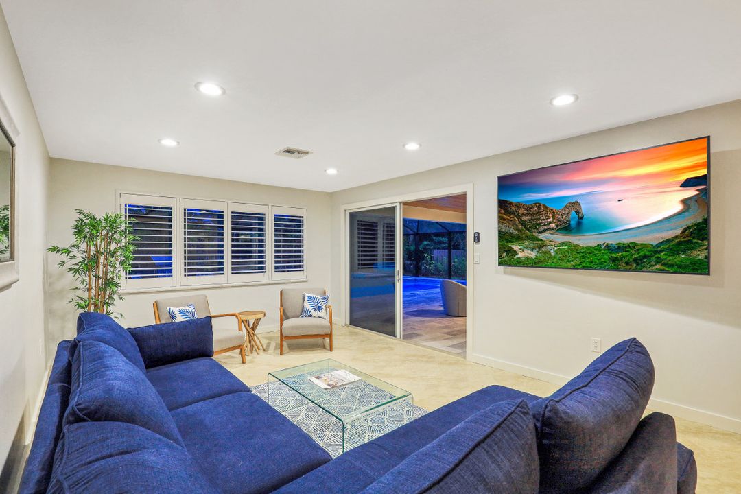 696 Regatta Ct, Naples, FL 34103