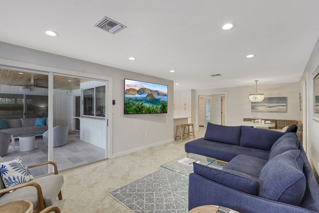 696 Regatta Ct, Naples, FL 34103