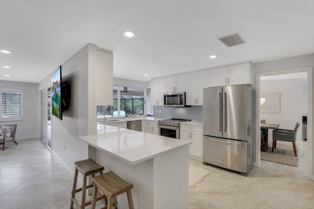 696 Regatta Ct, Naples, FL 34103