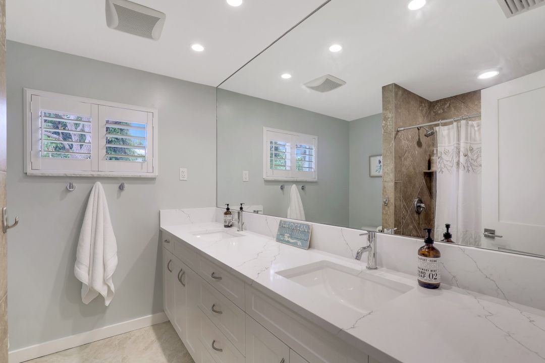 696 Regatta Ct, Naples, FL 34103