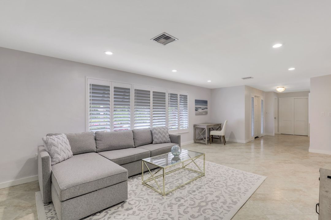 696 Regatta Ct, Naples, FL 34103