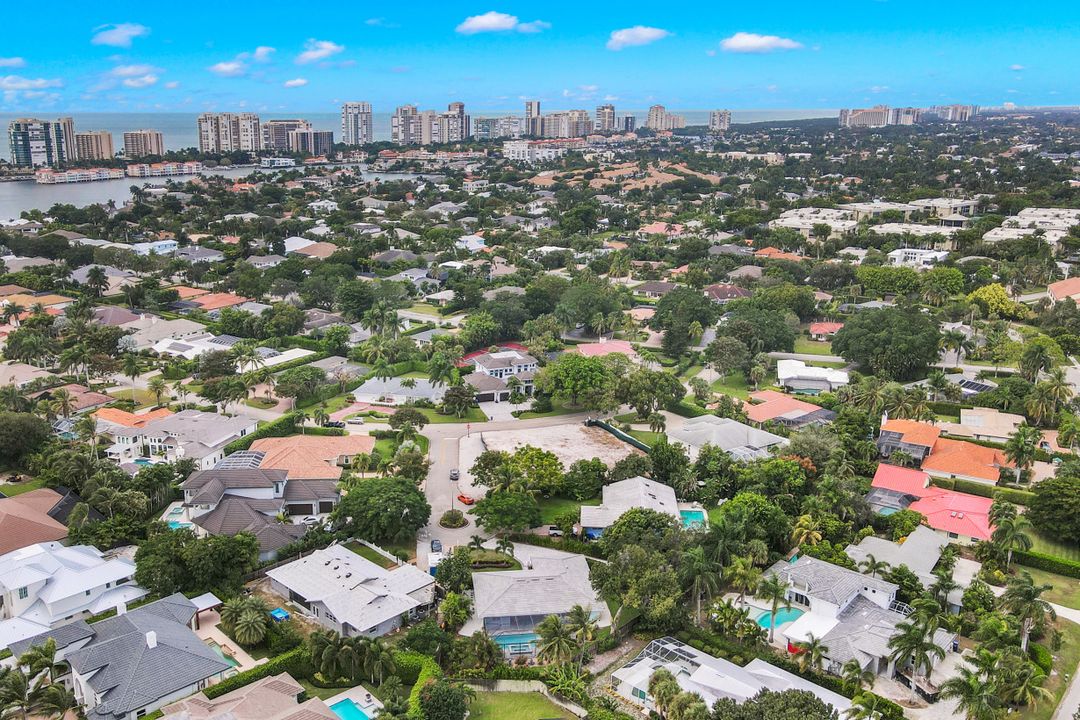 696 Regatta Ct, Naples, FL 34103