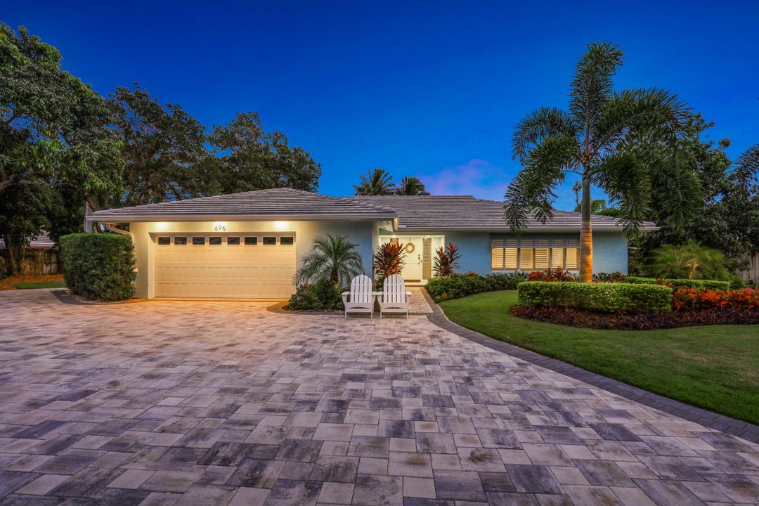 696 Regatta Ct, Naples, FL 34103