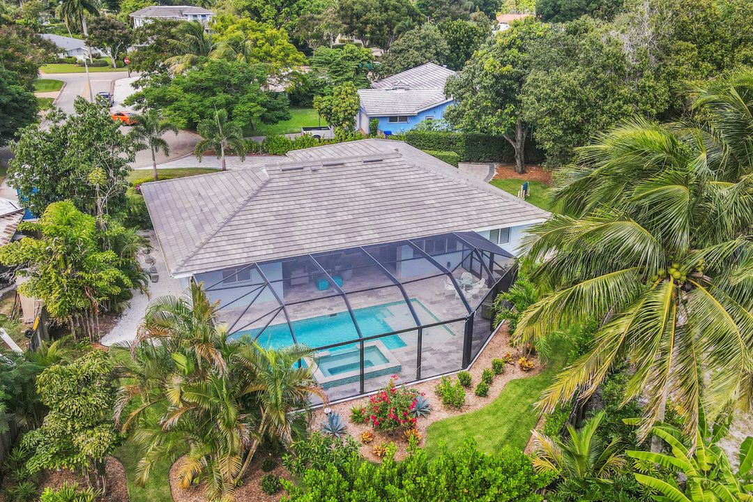 696 Regatta Ct, Naples, FL 34103