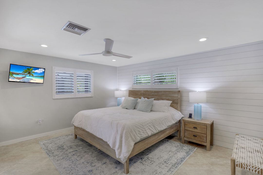 696 Regatta Ct, Naples, FL 34103