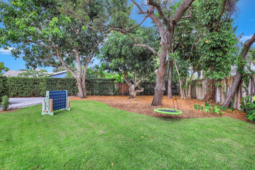 696 Regatta Ct, Naples, FL 34103