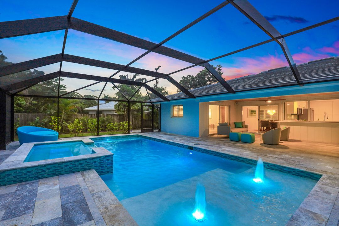 696 Regatta Ct, Naples, FL 34103